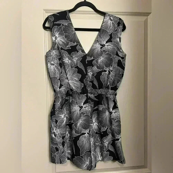 Loft Outlet Black & White Floral Romper - Size Small Petite - Picture 8 of 9